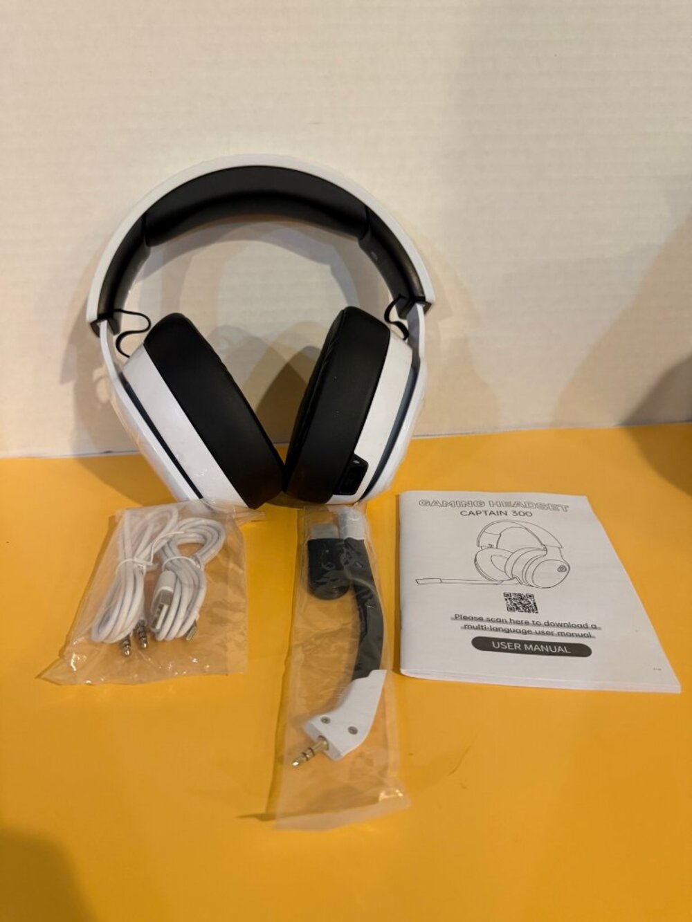 AOC Captain 300 Wireless Gaming Headset White Black 45 Hour Battery One Size